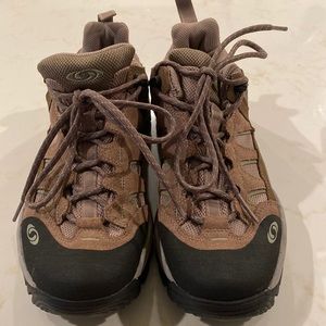 Women’s Salomon hiking shoes size 8.5 like new